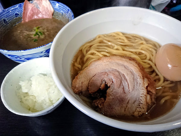 「つけ麺(あつもり)＋厚切り豚＋玉ねぎ」@陽はまたのぼるの写真
