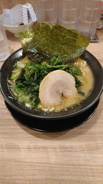 「とんこつ醤油700円+ほうれん草130円」@横浜家系ラーメン 武骨家 水戸エクセル南店の写真