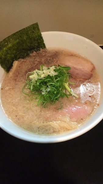 「「限定」黒豚背脂のにんにく醤油らーめん」@麺や 勝治の写真
