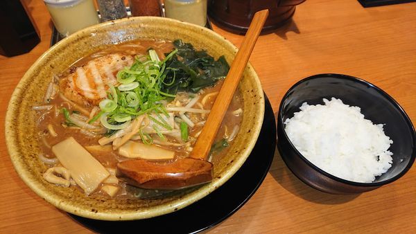「麦丸味噌＋ライス小」@焙煎味噌ラーメン 寿宝丸の写真