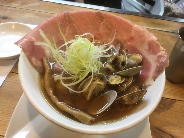 「あさりらーめん +レア焼豚増」@くそオヤジ最後のひとふりの写真