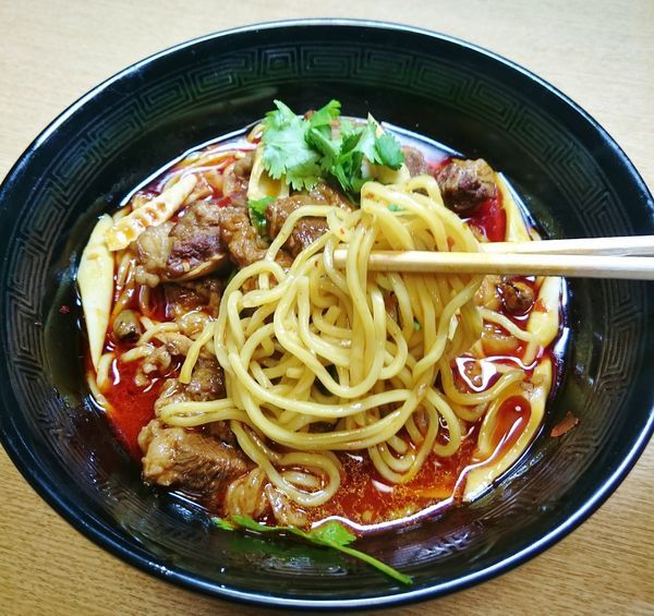 「ゴロゴロ牛角肉の辛紅油麺(紅焼牛肉面)  900円」@晴々飯店の写真