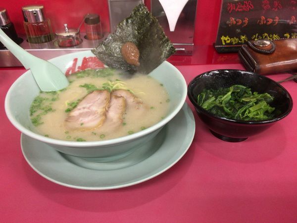 「朝ラーメン ほうれん草＋チャーシュー（無料チケット）」@ラーメン山岡家 八千代店の写真