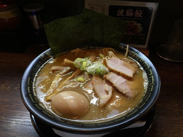 「特製中華そば（大盛り）」@東京煮干中華そば 三三㐂 大森の写真