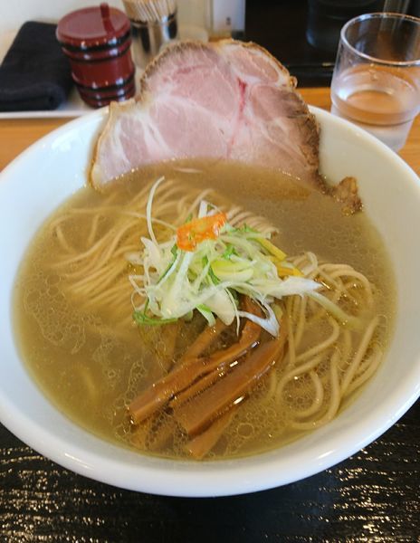 「火曜日 丸鶏と阿波尾鶏のスープ 薫塩らーめん」@らーめん マル汁屋の写真