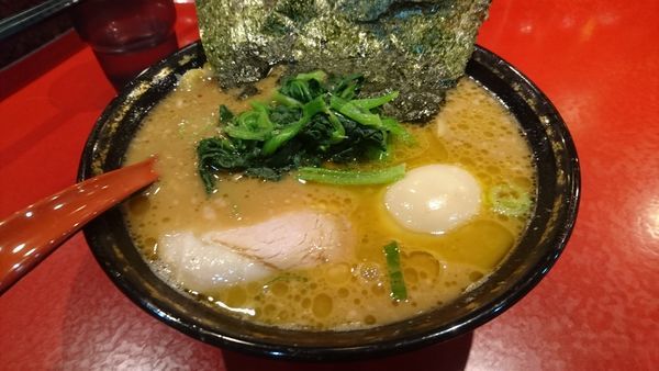 「ラーメン(麺硬め･味濃いめ)+味玉」@厚木家の写真