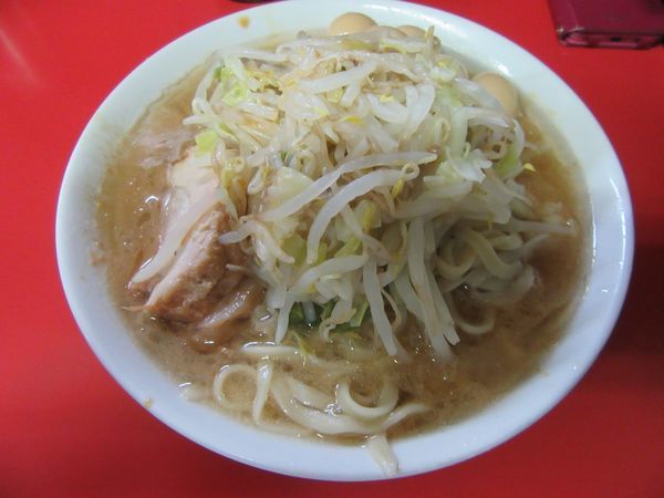 「小ラーメン（７００円）＋うずら１００円」@ラーメン二郎 茨城守谷店の写真