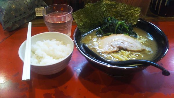 「らーめん(濃め・固め)+ライス(ランチサービス)」@介一家 鶴見店の写真