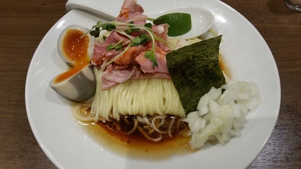 「鯵と秋刀魚の煮干油そば(850円)+味玉(100円)」@八咫烏の写真