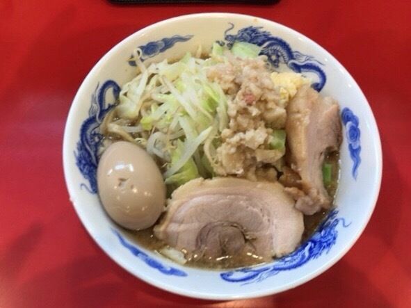 「豚玉ラーメン900円 脂、にんにく増し」@ドン-キタモトの写真