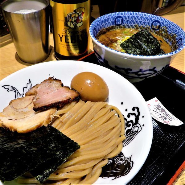 「味玉濃厚つけ麺（980円）＋恵比寿中瓶」@松戸富田麺業 千葉駅構内店の写真