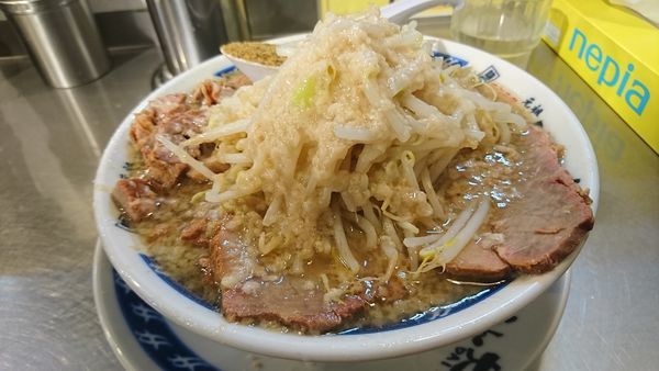 「らーめん並、コマ切れ豚、節粉」@らーめん大 池袋店の写真