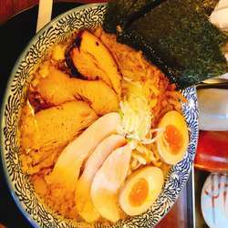 背脂のこく煮干しらぁめん ご馳走盛り