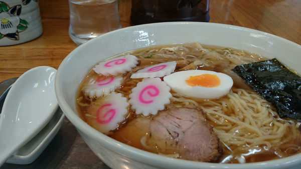 「小盛ワンタン麺 + なると」@大勝軒 昭島店の写真