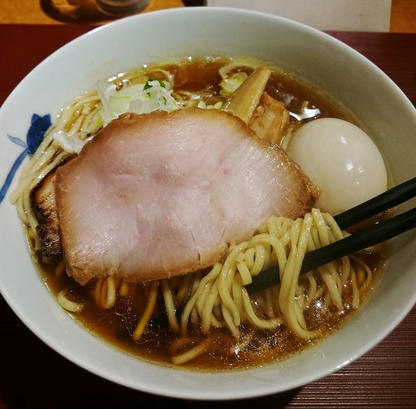 「醤油(細麺)＋味玉＝850円」@麺 みつヰの写真