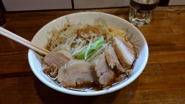 「小ラーメンブタ入り+ヤサイとニンニク少な目アブラカラメ」@ラーメン豚極有の写真