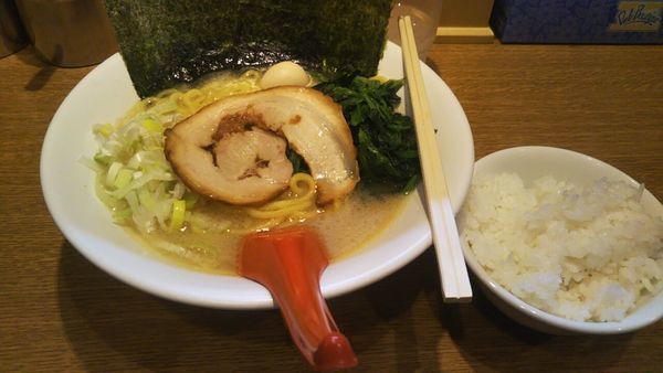 「塩豚骨らーめん（濃め・固め）+ライス」@武松家 仲見世通り店の写真