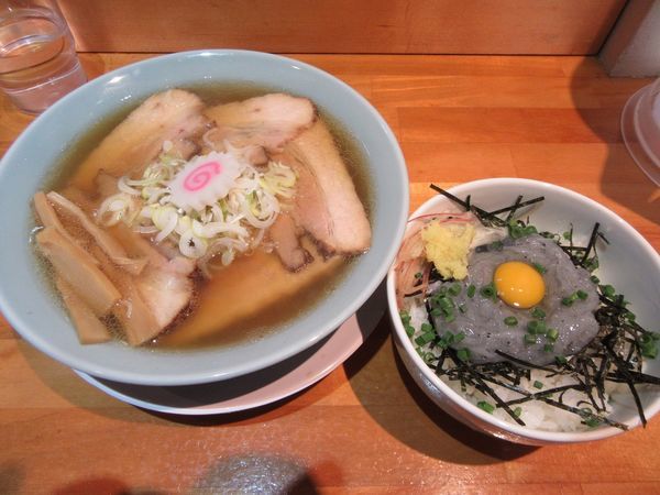 「支那そばチャーシュー（８００円）＋生しらす丼３００円」@麺ゃこもんの写真