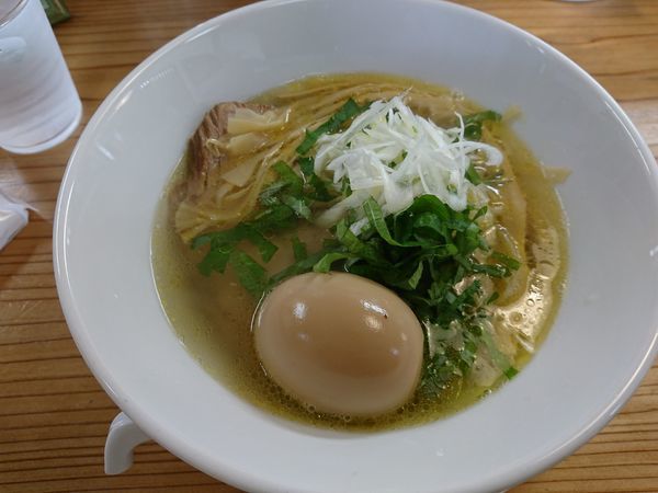 「鶏塩　味玉　追い玉（黒）」@麺蔵 あつおの写真