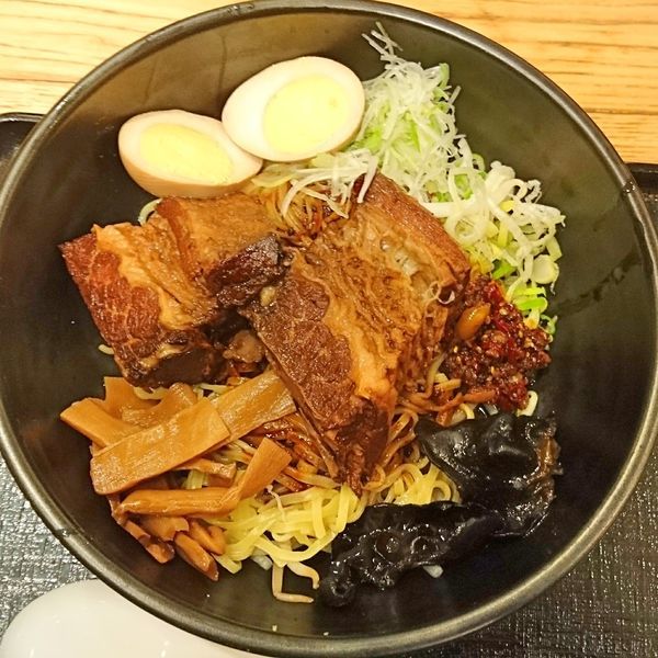 「厚切り肉牛バラ担々麺　特製汁なし1274」@宙寅屋 東京ソラマチ店の写真