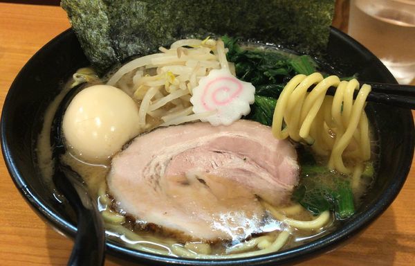「ラーメン(690円)+味玉(無料)」@横浜ラーメン てっぺん家 元住吉店の写真