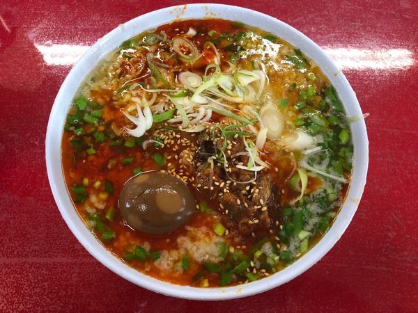 「辛口ホルモン麺（味玉入）」@とん平食堂の写真