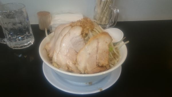 「醤油普通盛りトッピングチャーシューちょいマシ」@ジャンクラーメン じおんの写真