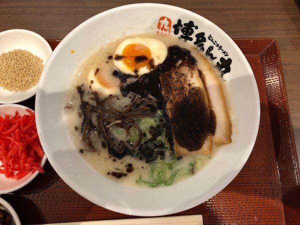 「味玉黒とんラーメン＋替え玉」@博多ん丸 イオンモールつくば店の写真