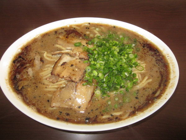「黒ラーメン　800円」@ヌードルショップ 信の写真