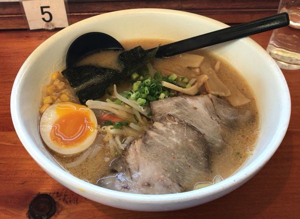 「北海味噌らーめん(白味噌仕立)800円」@らあめん 美春 桜川店の写真