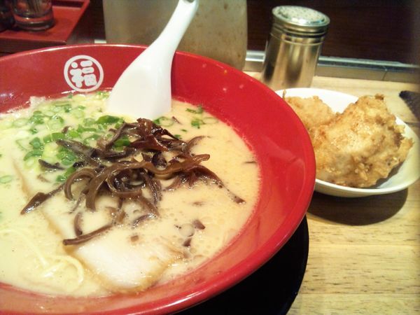 「特製ラーメン+唐揚げ×2+替え玉」@豚骨らーめん 福の軒 秋葉原店の写真