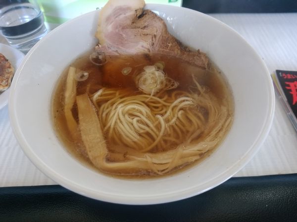 「しょうゆらーめん(並盛・160g)680円」@拉麺 しのざきの写真