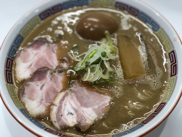 「煮干鰮豚骨らーめん煮玉子入り 850円」@煮干鰮豚骨らーめん 嘉饌の写真