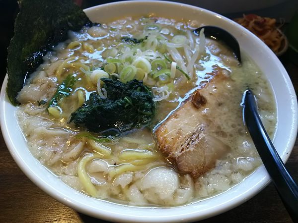 「塩　：太麺　（麺大盛り）　＋みぞれ＆辛モヤシ：サービス」@信州麺屋 とんずら －カエン－の写真