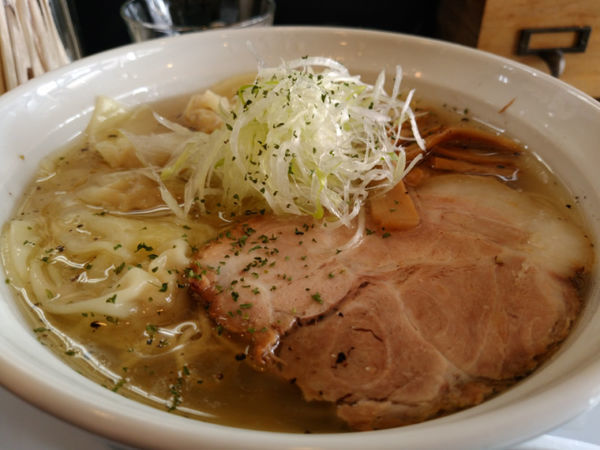 「塩わんたん麺　890円」@ラーメン ROOTSの写真
