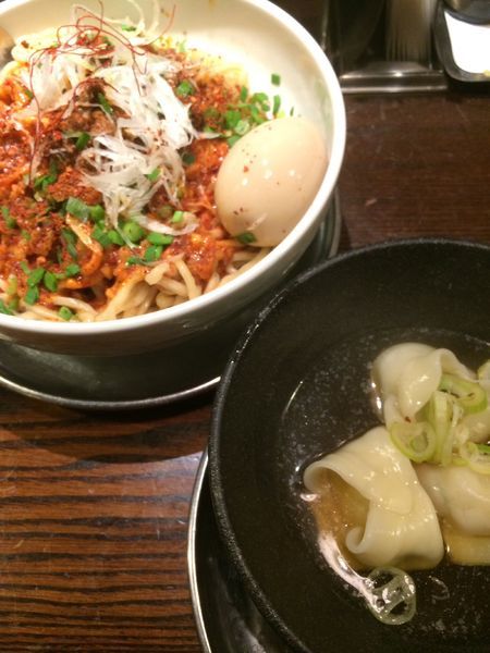 「汁なし担々麺+トロトロ卵黄の半熟味付け玉子+海老ニラ水餃子(3ケ」@光麺 新宿南口店の写真