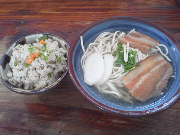 「そば中500＋ジューシー200＝700円」@首里そばの写真