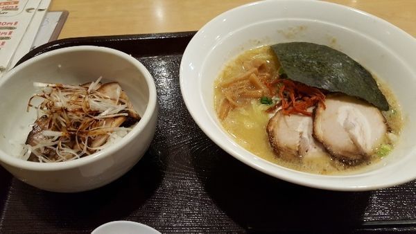 「特製ラーメン(580円)+ミニチャーシュー丼(250円)」@一作の写真