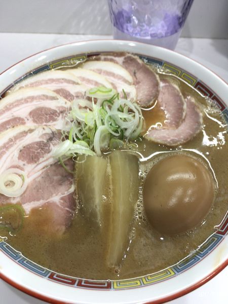 「煮干鰮豚骨ラーメン煮卵入、チャーシュー増し」@煮干鰮豚骨らーめん 嘉饌の写真