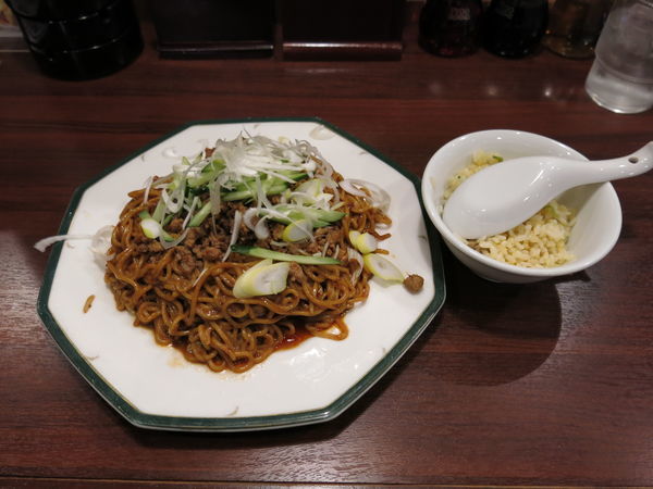 「汁なし担々麺：850円」@絶品小籠包 満月廬 淡路町バルの写真