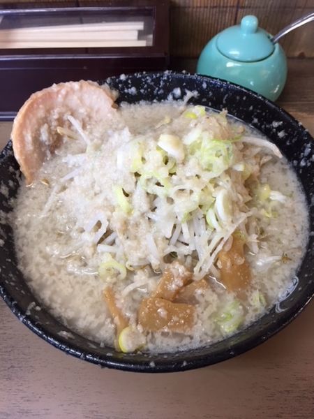 「とん塩らーめん　730円　背脂多め」@らーめん弁慶 堀切店の写真