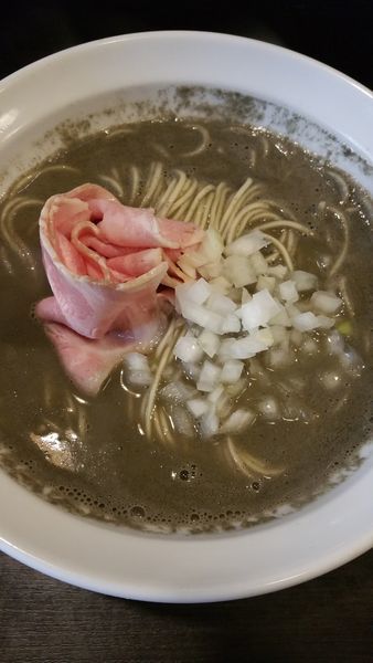 「煮干しそばhybrid+黒酢和え玉」@灰汁中華 丿貫 福富町本店の写真