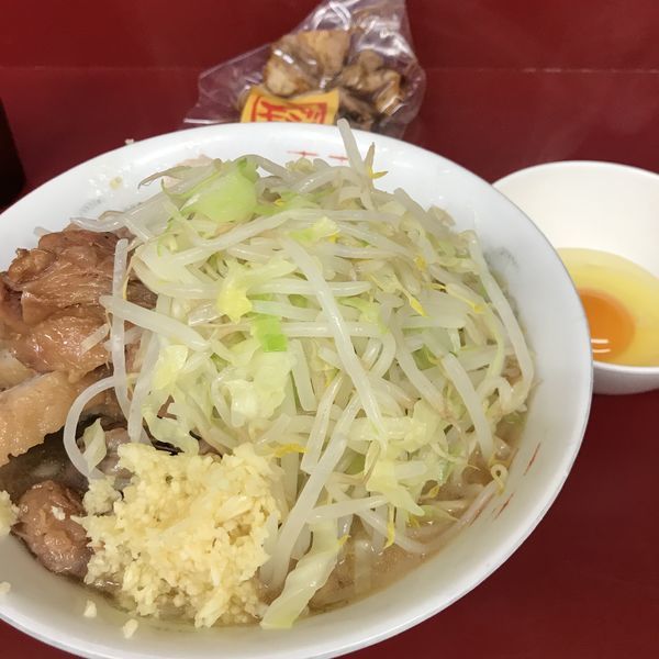 「少なめ　豚マシ　生タマゴ　お土産炙り豚」@ラーメン二郎 相模大野店の写真