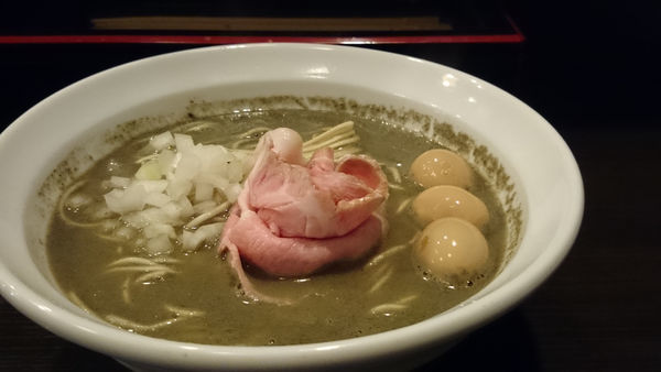 「煮干そば hybrid + うずら味玉」@灰汁中華 丿貫 福富町本店の写真