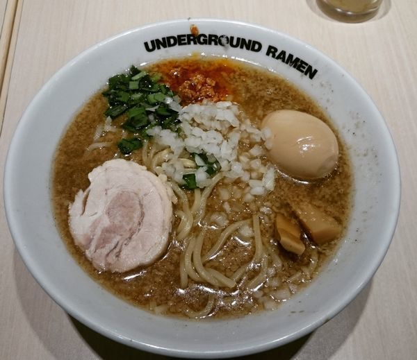 「【限定】こってり背油らーめんライト 850円」@UNDERGROUND RAMEN 頑者 コクーンシティさいたま新都心店の写真
