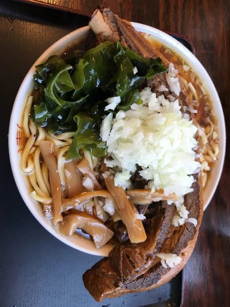 「原始人かぶりつき骨付チャーシュー麺 1000円」@福のじの写真