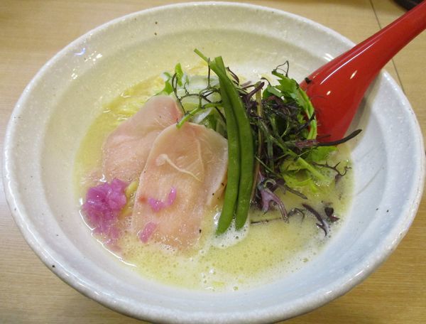 「鶏骨塩らーめん　800円」@らーめん 桑嶋の写真