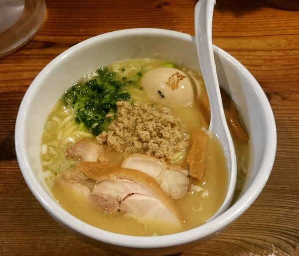 「白湯らーめん 740円＋味玉」@鶏の穴の写真