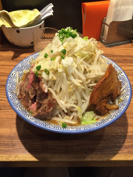「カレーラーメン 野菜増しにんにくカラメ +  ステーキ」@ラーメン燈郎の写真