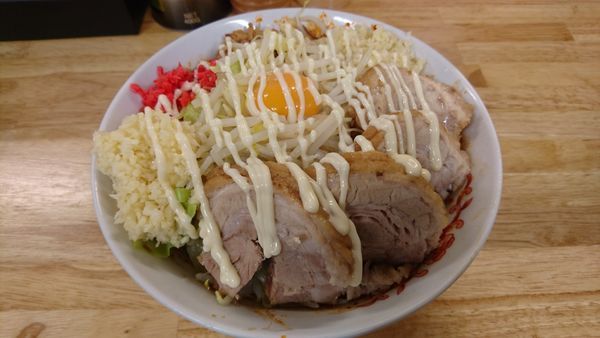 「小ブタ4枚(ニンニクマシマシ・マヨネーズ)+わりと辛い汁なし」@ラーメン 登良治郎の写真